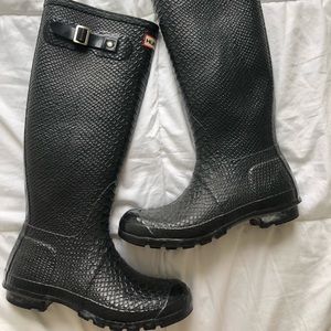 Black satin snakeskin patterned Hunter rainboots